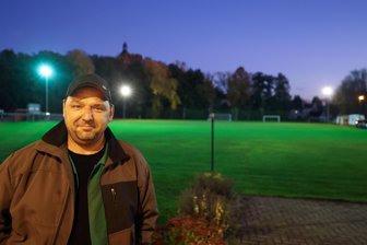 Nach Überlebenskampf zurück auf Sportplatz: Große Unterstützung hilft Chef des SV Schönberg bei Genesung - Nach einer schweren Erkrankung ist Christian Seydel wieder auf dem Sportplatz des SV Schönberg zurück. Er leitet den Verein als Vorsitzender.