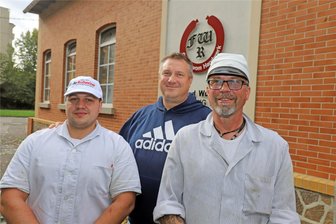 Nach Übernahme von Hilbersdorfer Fleischwaren: Unternehmen „Die Roßweiner“ wächst - Ein Team: Betriebsleiter Tim Neumann, Prokurist Dirk Schöne und Produktionsleiter Uwe Schurig (v. l.) bilden die aktive Spitze der Fleischerei „Die Roßweiner“.