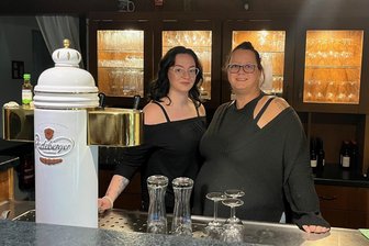 Nach überraschendem Aus: Mutter-Tochter-Duo übernimmt Gaststätte im Erzgebirge - Nicole Schneider (rechts) und ihre Tochter Lilli-Cheyenne Schneider übernehmen die Gaststätte „Waldblick“ bei Geyer. Sie planen dort ein neues Konzept.