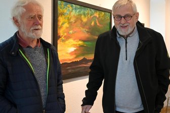 Nach überraschendem Tod: Galerie im Erzgebirge zeigt Werke aus dem Nachlass - Ulrich Sacher (l.) und Galerieleiter Roland Buschmann in den Ausstellungsräumen in Jöhstadt.