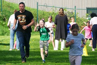 Nach überstandener Leukämie: Neunjähriger Erzgebirger und seine Mitschüler helfen anderen jungen Krebspatienten - Während des Spendenlaufs, den er mit seinem Vater Enrico Bothmann absolvierte, waren dem neunjährigen Elijah Freude und Stolz anzumerken.