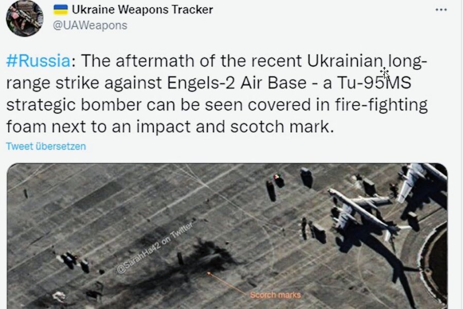 Nach ukrainischem Drohnen-Angriff auf Nuklearwaffen-Basis: Russland zieht strategische Bomber ab - Von der "Eurasian Times" veröffentlichtes und über Twitter verbreitetes Bild eines löschschaumbedeckten Langstreckenbombers vom Typ Tupolew-95 auf der russischen Luftwaffenbasis in Engels.