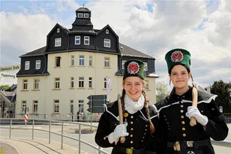 Nach Umbau und Modernisierung: Schwarzenberg hat sein Haus der Vereine wieder - Beim Tag der offenen Tür zur Wiedereinweihung des Hauses der Vereine waren auch Linda Opp (l.) und Emily Müller von der Bergknappschaft Schwarzenberg dabei. Die 13-jährigen Mädchen machten Werbung für ihren Verein, der sein Domizil in diesem sanierten Haus hat, und würden sich über weitere Mitstreiter sehr freuen. 