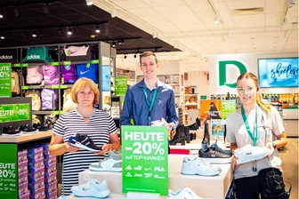 Nach Umbau: Was Kunden jetzt bei Deichmann in Altmittweida erwarten können - Verkaufsbereit: Silke Hanß, Robin Griesbach und Selina Moser von der Deichmann-Filiale erwarteten am Donnerstag zur Wiedereröffnung die Kunden.