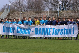 Nach Umbauplänen im Nachwuchsleistungszentrum: Junioren des Chemnitzer FC senden deutliches Signal für ihren Trainer - Die Spieler der U-19-Mannschaft des Chemnitzer FC haben sich im Rahmen des letzten Bundesligaspieles gegen Bayern München noch einmal bei ihrem Trainer Torsten Wappler bedankt und damit auch ein Zeichen gegen die geplante Umstrukturierung in Nachwuchsleistungszentrum des Vereines gesetzt.