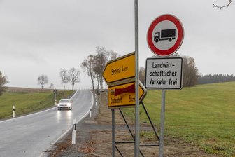 Nach umstrittenem Ausbau: Rollen bald Brummis über diese Straße im Erzgebirge? - Der Landkreis hält an Plänen fest, die ausgebaute Straße zwischen Sehma und Walthersdorf für Lkw zu öffnen. Doch noch sprechen verschiedene Dinge dagegen. Die Strecke gilt als kurze Verbindung zwischen B 101 und B 95.