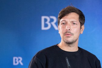 Nach umstrittenem Buch und Vergewaltigungs-Aussagen: Shitstorm gegen neuen „TTT“-Moderator Thilo Mischke - Thilo Mischke bei der Verleihung des Bayerischen Fernsehpreises im Oktober 2020 in München. Damals erhielt er für die ProSieben-Reportage „Deutsche an der ISIS-Front“ in der Kategorie "Information" den blauen Panther.