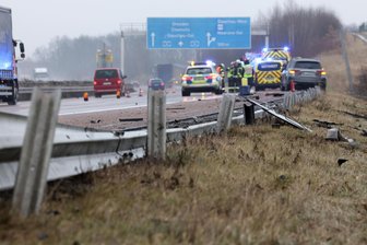 Nach Unfällen auf A 4 zwischen Glauchau und Meerane gibt es Tempolimit: Polizei-Blitzer sechs Stunden scharf geschaltet - Schäden an der Leitplanke machen auf der Autobahn ein Tempolimit erforderlich. Hier zwischen Meerane und Glauchau-West.