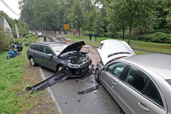 Nach Unfällen auf der B 175 und B 180 am Schloss in Waldenburg: Suche nach Blitzer-Standort läuft auf Hochtouren - Frontalzusammenstoß im Starkregen: Der Sachschaden nach dem Unfall im September 2024 betrug rund 35.000 Euro.