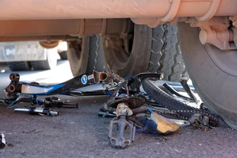 Nach Unfällen mit zwei verletzten Radfahrern in Chemnitz: Polizei nennt neue Details - Unfall an der Südring-Auffahrt: Ein Lkw überrollte ein Fahrrad. Der Fahrer kam aber mit leichten Verletzungen davon.