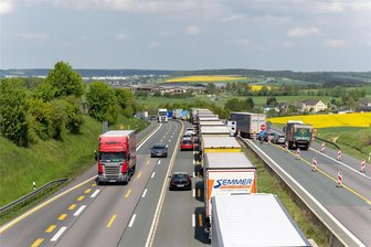 Nach Unfall: A 72 bei Treuen am Morgen gesperrt - Stau auf der A72 bei Treuen wegen eines Unfalls. (Foto nicht aktuell).