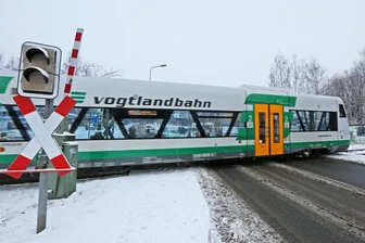 Nach Unfall an Zwickauer Bahnübergang: Warum dauert die Reparatur der Schranke so lange? - Nur mit Halt und Hupen darf die Vogtlandbahn den Bahnübergang passieren.