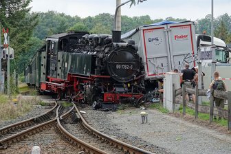 Nach Unfall bei der Weißeritztalbahn: Lok wird im Erzgebirge repariert - Am 19. August war die Lok 99762 bei einem Unfall auf der Strecke der Weißeritztalbahn aus den Gleisen gehoben worden. Nun wird sie in Oberwiesenthal repariert.