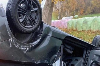 Nach Unfall bei Oberscheibe: Familie aus Raschau hofft auf reuigen Autofahrer - Der Seat der Familie aus Raschau blieb nach dem Unfall auf dem Dach liegen. 