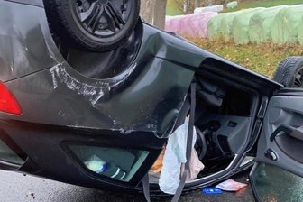 Nach Unfall: Familie hofft auf reuigen Autofahrer - Der Seat der Familie aus Raschau blieb nach dem Unfall auf dem Dach liegen.