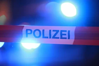 Nach Unfall im Erzgebirge: Polizei sucht Zeugen - Die Polizei sucht Zeugen für einen Unfall in Schneeberg.