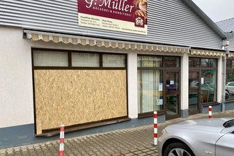 Nach Unfall im Plauener Westend: Termin für Wiedereröffnung der Bäckerei steht fest - Das Schaufenster der Neundorfer Filiale der Weischlitzer Bäckerei Müller ist mit einem Provisorium verschlossen, nachdem ein Auto die Scheibe am Dienstag durchbrach.