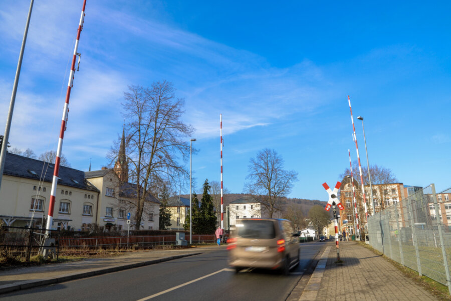 Nach Unfall in Aue: "Menschliche Schranke" an Bahnübergang entfällt - Blick auf den Bahnübergang an der Rudolf-Breitscheid-Straße in Aue: Inzwischen ist die beschädigte Schranke wieder repariert.