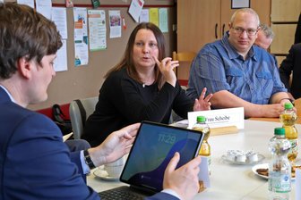 Nach Unfall in Bergschule St. Egidien: Eltern reden Klartext - Die Elternvertreter Susanne Scheibe und Sven Bradler sprachen beim Besuch des sächsischen Kultusministers Conrad Clemens (im Bild links, CDU) an, was ihnen auf den Nägeln brennt.