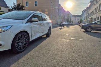 Nach Unfall in Freiberg: Zwei Kinder und zwei Erwachsene müssen ins Krankenhaus - Zum Zusammenstoß zweier Autos kam es am Dienstag auf der Freiberger Humboldtstraße.