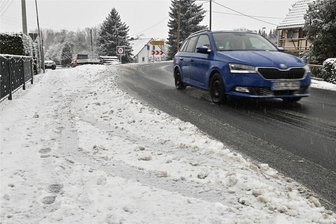 Nach Unfall in Kurve in Erlau: Was sich nun tun soll - In dieser Kurve in Erlau kommen immer wieder Fahrzeuge ins Rutschen.