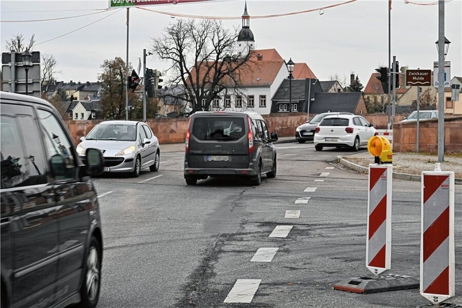 Nach Unfall in Rochlitz: 66-jähriger Mopedfahrer schwer verletzt - Auf der Kreuzung am Rochlitzer Brückenplatz kam es am Sonntag zu einen Unfall zwischen Auto und Zweirad.