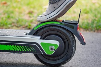 Nach Unfall in Zwickau-Niederhohndorf: E-Scooter-Fahrer kommt mit schweren Verletzungen in Krankenhaus - Schwere Verletzungen erlitt ein E-Scooter-Fahrer beim Unfall in Zwickau-Niederhohndorf.