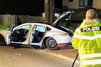 Nach Unfall: Mann stirbt im Krankenhaus - Bei der Unfallaufnahme in Langenweißbach am Dienstagabend.