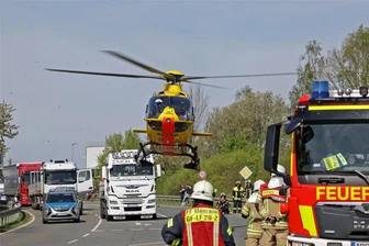 Nach Unfall mit dramatischen Minuten auf der B 93 bei Meerane: Ersthelfer-Appell soll Autofahrer wachrütteln - Nach dem Unfall auf der B 93 war auch der Rettungshubschrauber im Einsatz. Bei der Bergung der Verletzten halfen Feuerwehrleute aus Meerane und Ponitz.