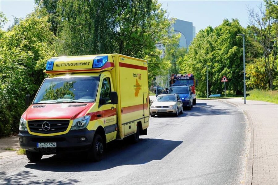 Nach Unfall mit neun Verletzten in Chemnitz: Notfallseelsorger betreuen Kinder, Eltern und Kita-Erzieher - Der Unfall ereignete sich auf der Max-Müller-Straße, einer eher ruhigen Wohngebietsstraße. Die Kindergartengruppe war gerade auf dem Rückweg von einem Spaziergang und auf dem Fußweg unterwegs. 