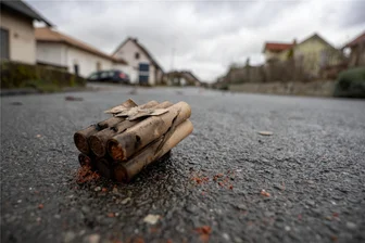 Nach Unfall mit schwerverletztem Kind in Geringswalde: So entsorgen Sie Böller-Reste sicher - Abgebrannte Böller wie diese (Symbolfoto) sind einem zwölfjährigen Jungen aus Geringswalde zum Verhängnis geworden. Er verletzte sich am Neujahrstag schwer.