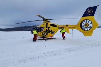 Nach Unfall mit Snowkiter bei Nassau: Wie die Feuerwehr den Verletzten suchte - Der Rettungshubschrauber "Christoph 46" flog den verletzten Mann in ein Krankenhaus.