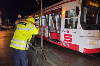 Nach Unfall mit Straßenbahn in Zwickau: Schaden an Tram ist viel größer als bisher bekannt - Der Schaden an der Straßenbahn liegt laut SVZ im sechsstelligen Euro-Bereich.