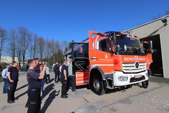 Nach Unfall mit Totalschaden: Schoeller-Werksfeuerwehr in Weißenborn hat endlich Ersatz - Bestaunter Alleskönner: Das neue Löschfahrzeug der Werksfeuerwehr von Felix Schoeller in Weißenborn.