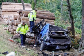 Nach Unfall mit zwei Toten auf der B 173: Staatsanwaltschaft schließt Ermittlungsakte - Polizeibeamte an dem stark zerstörten Unfallfahrzeug, in dem am 25. September auf der B 173 zwei Menschen starben. Die Ermittlungen zum Unfallhergang sind inzwischen abgeschlossen.