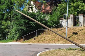 Nach Unfall: Telefonmast in Obergräfenhain kippt um - Nach Unfall in Obergräfenhain: Der Mast ist abgebrochen, die Leitung blieb unbeschädigt.