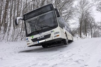 Nach Unfall zwischen Zwönitz und Grünhain: Linienbus rutscht in Graben - Ein Linienbus ist am Mittwochnachmittag auf der Grünhainer Straße in den Graben gerutscht.