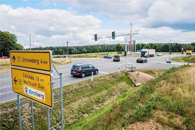 Nach Unfallserie auf Schneeberger Kreuzung: Landesverkehrsamt plant Ampelbau - Blick auf die Kreuzung von Zubringer und B 93 bei Schneeberg. Seit September 2020 regelt eine Baustellenampel den Verkehr. 