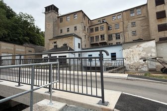 Nach unklarem Schicksal: Bau der KZ-Gedenkstätte Sachsenburg kommt voran - Die Sanierung der Brücke in Sachsenburg ist abgeschlossen.