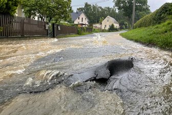 Nach Unwetter: Feuerwehren im Vogtland ziehen erste Schadensbilanz - Teile des Straßennetzes bei Stöckigt sind nach dem Unwetter noch immer nicht befahrbar. 