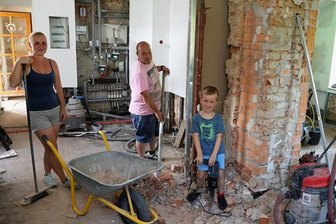 Nach Unwetter in Glauchau und Meerane: Verein "Leser helfen" unterstützt zwei Familien beim Neustart - Im Haus von Benjamin Gottschling und Jasmin Maibach in Meerane soll mit Unterstützung des Vereins "Leser helfen" die Fußbodenheizung ausgetauscht werden. Darüber freut sich auch Sohn Tyler. 