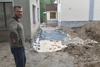 Nach Unwetter in Weigmannsdorf: Großes Mitgefühl für Familie Fritzsche - Andreas Fritzsche und seine Familie arbeiten täglich auf ihrem Hof in Weigmannsdorf, der durch ein Unwetter verwüstet wurde.