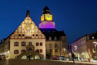Nach Unwetter: Plauens Rathaus-Turm bleibt dunkel - Seit dem Frühjahr leuchtet das Plauener Rathaus nachts in vielen Farben. Das Lichternetz wurde beim Sturm am Montagabend allerdings beschädigt.