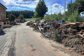 Nach Unwettern: Gesauer Anwohner beklagen Stillstand beim Hochwasserschutz - Schlamm und Sperrmüll liegen noch immer an der Alten Meeraner Straße. 