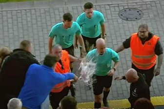 Der Moment, der zum Spielabbruch führte: Schiri Nicolas Winter trifft eine Bierdusche ins Gesicht.