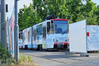 Nach Urteil gegen Lina E.: 15 Meter langer Schriftzug an Zwickauer Straßenbahn geschmiert - Hinter diesem Bauzaun nahe der Haltestelle Stadthalle waren die Wagen abgestellt.