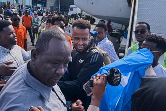 Nach US-Verbot: Schiri Artan in Somalia begeistert empfangen - Schiedsrichter Omar Artan (M) wird in der Heimat mit Jubel empfangen.