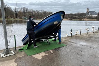 Nach Vandalismus an Schloßteich-Fontäne in Chemnitz: Reparatur geglückt, Wasserspiegel kann wieder steigen - Der Wasserspiegel am Schloßteich musste kurzzeitig gesenkt werden, um Reparaturen an der Fontäne erledigen zu können.
