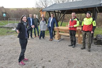 Nach Vandalismus: Beliebter Unterstand im Erzgebirge erneuert - Der Unterstand in Hundshübel konnte erneuert werden – vorn Ortsvorsteherin Jana Richtsteiger-Müller.