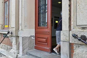 Nach Vandalismus: Freiberger Postamt wieder offen - Der Selbstbedienungsbereich der Freiberger Post, den Kunden als erstes betreten, ist jetzt wieder rundum die Uhr geöffnet.